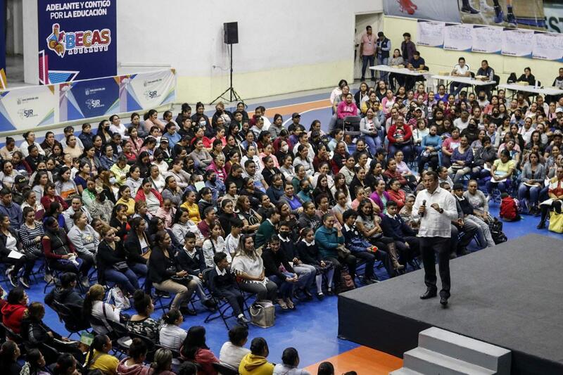 Continúa entrega de Becas Adelante en San Juan del Río