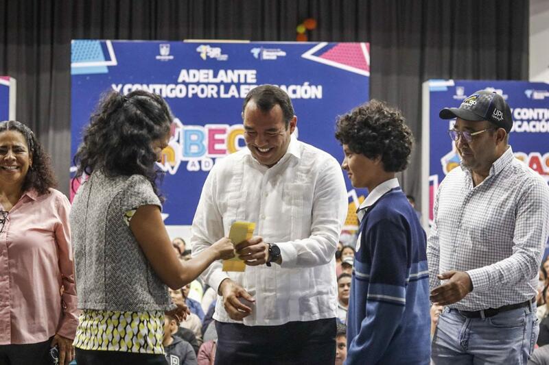 Continúa entrega de Becas Adelante en San Juan del Río