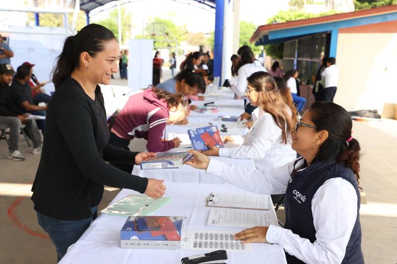 Gobierno de Querétaro impulsa la educación con la entrega de tabletas electrónicas