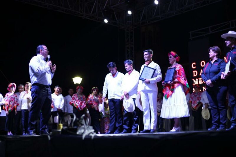 Grupo de danza Mecehualtin Mitotiani recibe reconocimientos del alcalde Roberto Cabrera