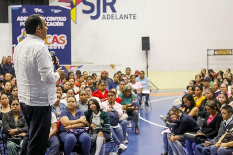 La educación promueve calidad de vida, asegura Roberto Cabrera en la entrega de Becas Adelante