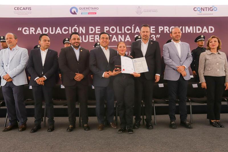 Presidente Luis Nava acompaña durante graduación de Policías de Proximidad