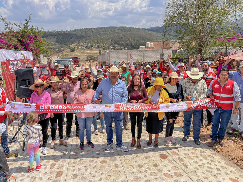 René Mejía Montoya, alcalde de Amealco, entrega obras clave para la comunidad