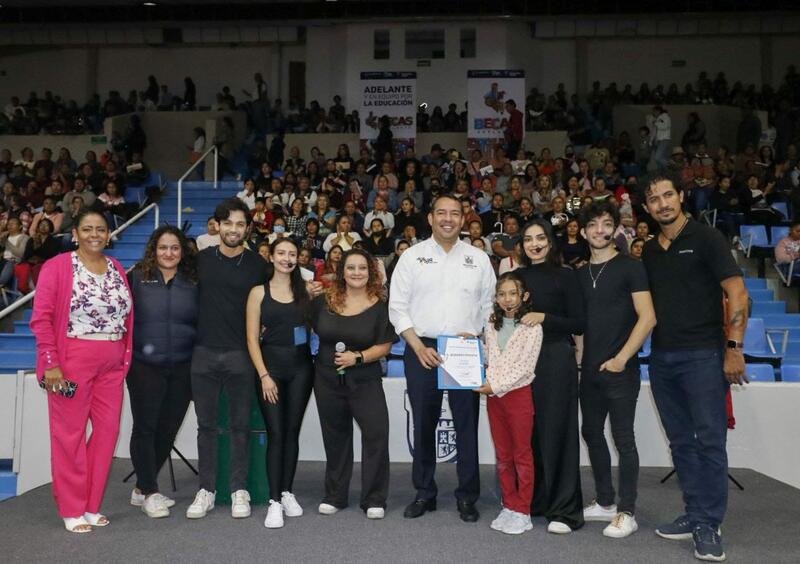 Roberto Cabrera continúa entregando Becas Adelante y apoya el teatro local