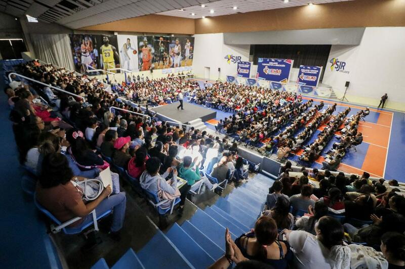 Roberto Cabrera realiza séptima entrega de Becas Adelante en San Juan del Río