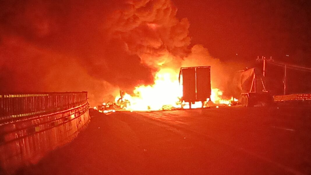 Arde la carretera 57, vehículos calcinados por accidente múltiple en San Juan del Río
