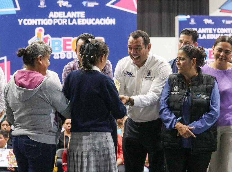 El Programa Becas Adelante Mejora la Economía Familiar en San Juan del Río: Roberto Cabrera