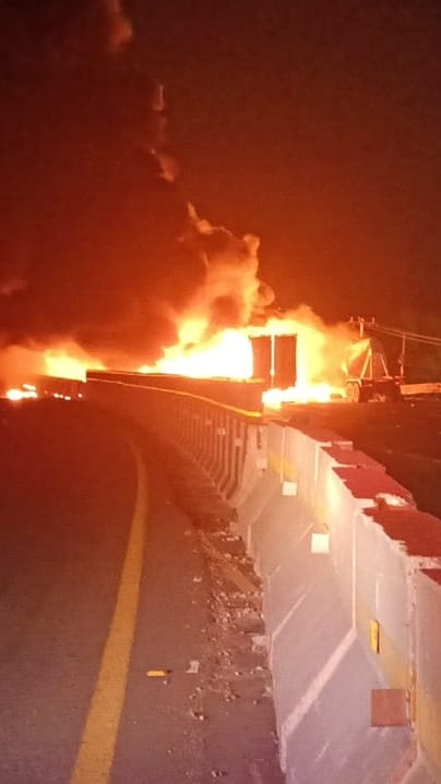Arde la carretera 57, vehículos calcinados por accidente múltiple en San Juan del Río