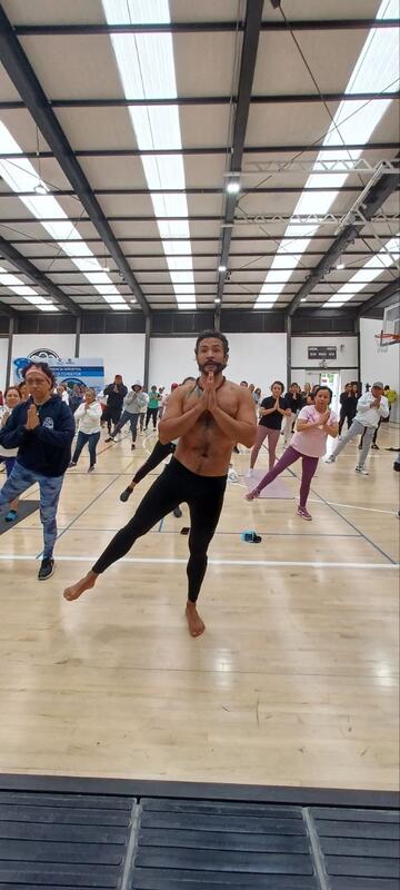 Exitosa clase masiva de yoga para adultos mayores en Querétaro