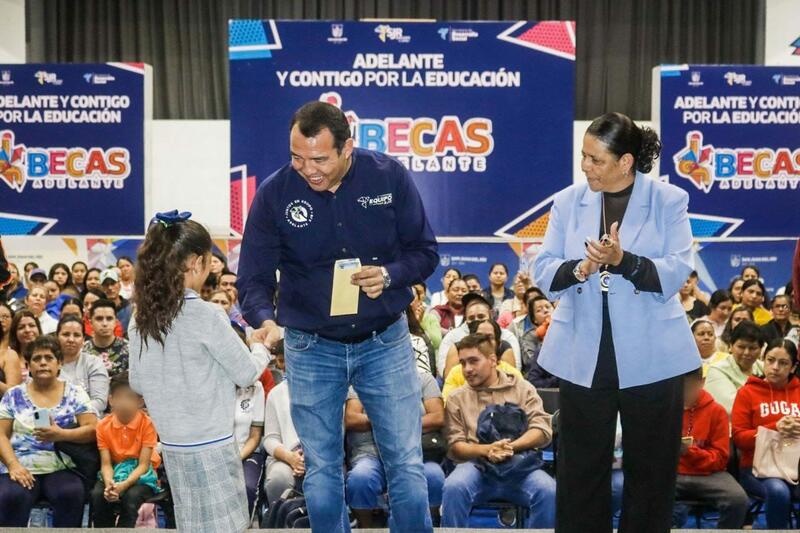 Concluye Entrega Exitosa de Becas 2023 en San Juan del Río