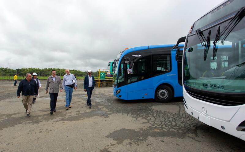 Gobernador de Querétaro supervisa ensamble de nuevas unidades de transporte público en colombia