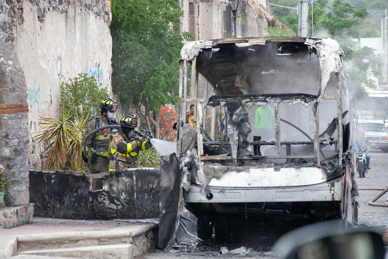 Taxivan arde por falla en sistema eléctrico en Cerro Gordo, SJR