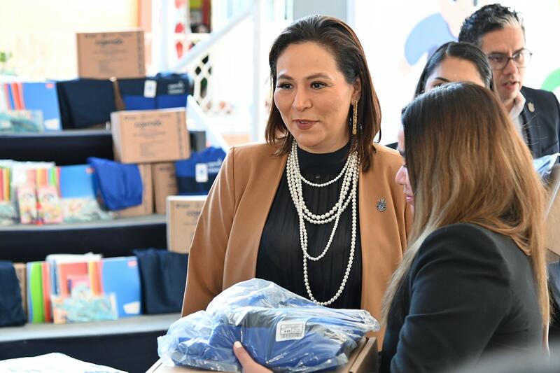 Mauricio Kuri inicia entrega de útiles escolares y uniformes deportivos en Querétaro