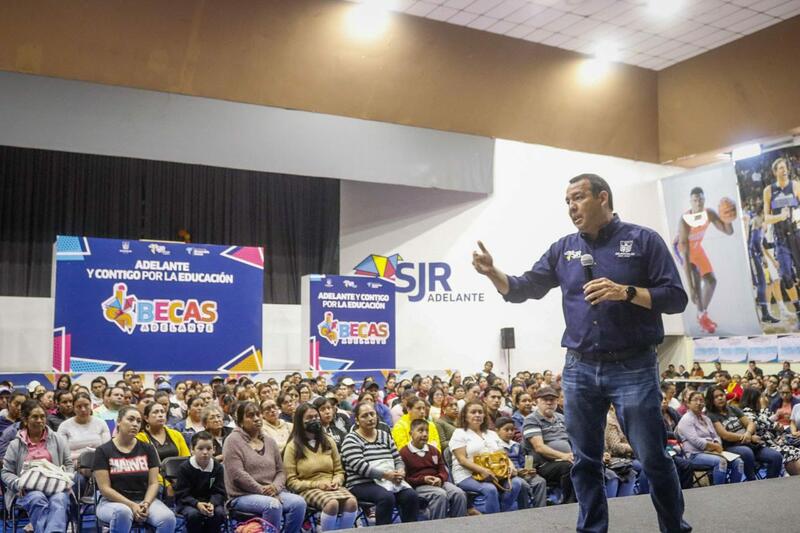 Roberto Cabrera aumenta apoyos a estudiantes en 11ª entrega de Becas Adelante
