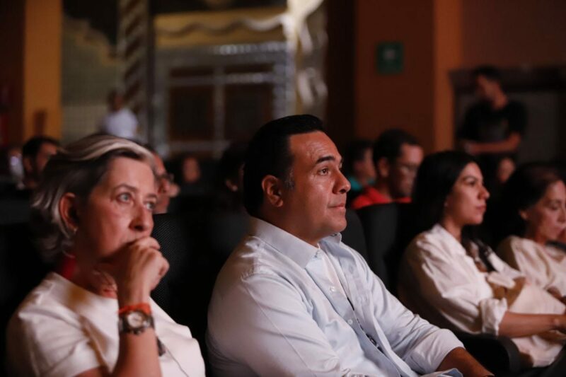 Asiste Luis Nava a conversatorio con Ha-Joon Chang