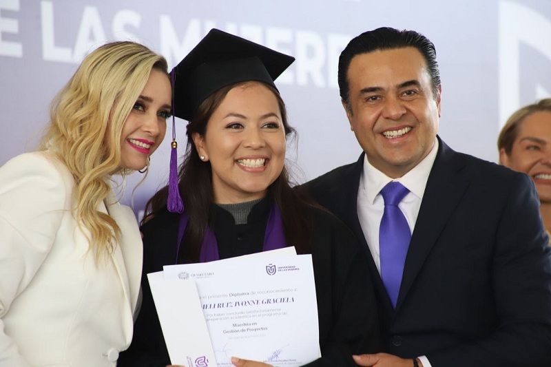 Egresa primera generación de la Universidad de las Mujeres en Querétaro