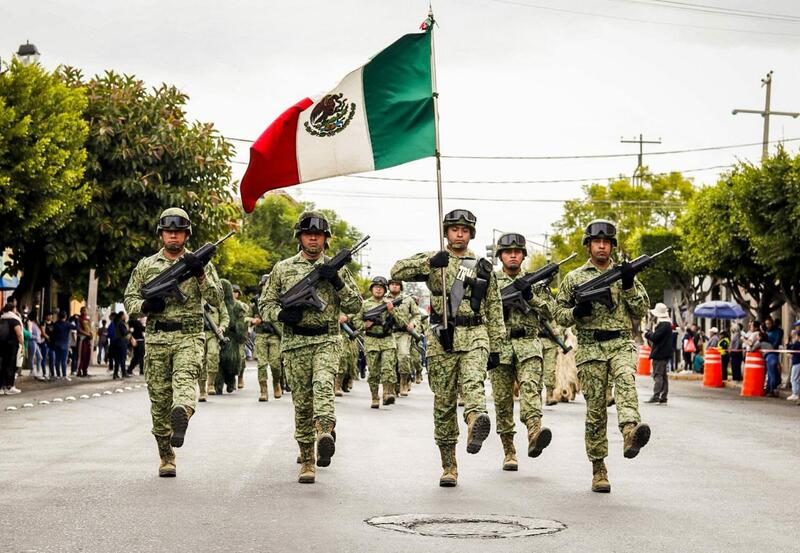 Roberto Cabrera asiste al desfile cívico-militar en San Juan del Río por el 213 Aniversario de la Independencia de México