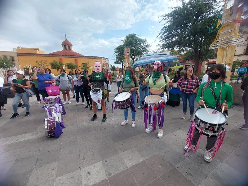 Mujeres marchan en Querétaro en pro de la despenalización del aborto