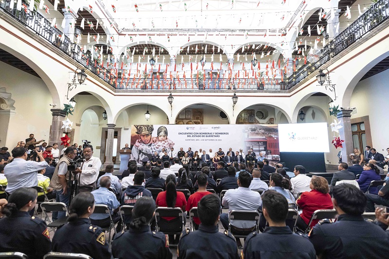 Reconoce Mauricio Kuri a Bomberos de Querétaro por su labor valiente