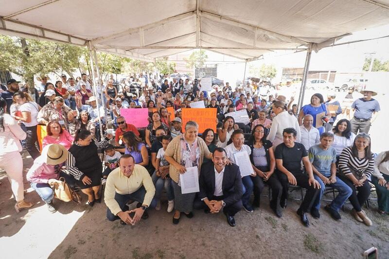 Roberto Cabrera realizó entrega de escrituras en Colonia Girasoles, San Juan del Río 2 Roberto Cabrera realizó entrega de escrituras en Colonia Girasoles, San Juan del Río