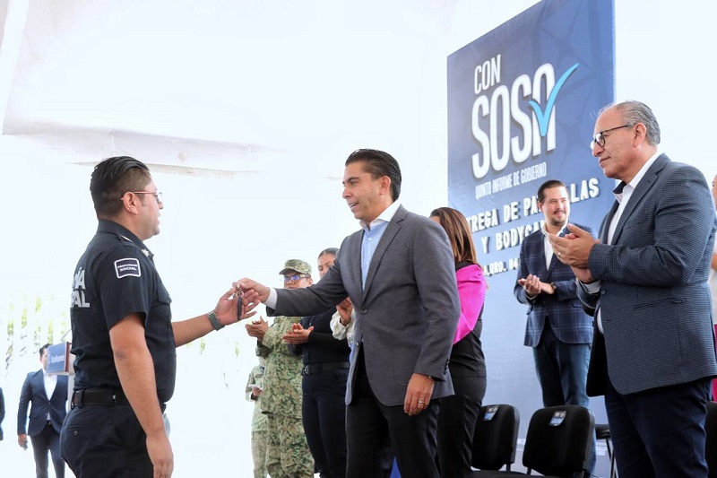 Roberto Sosa hizo entrega de equipamiento a la policía municipal de Corregidora