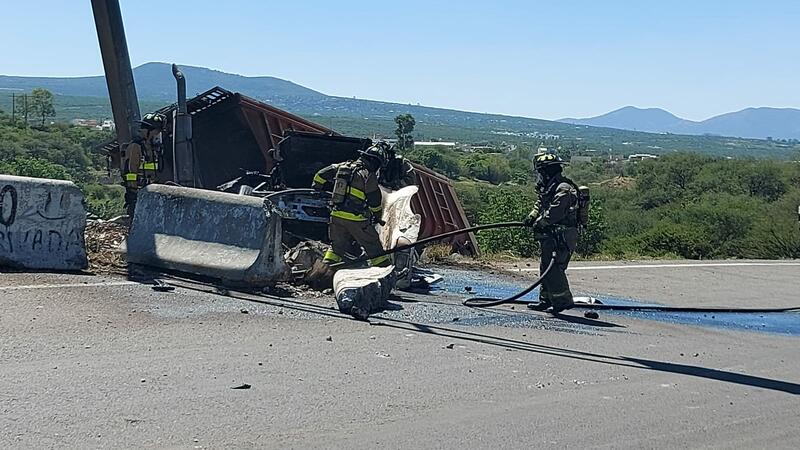 Choque provoca incendio de tracto camión en la carretera 57 en "El Trébol"