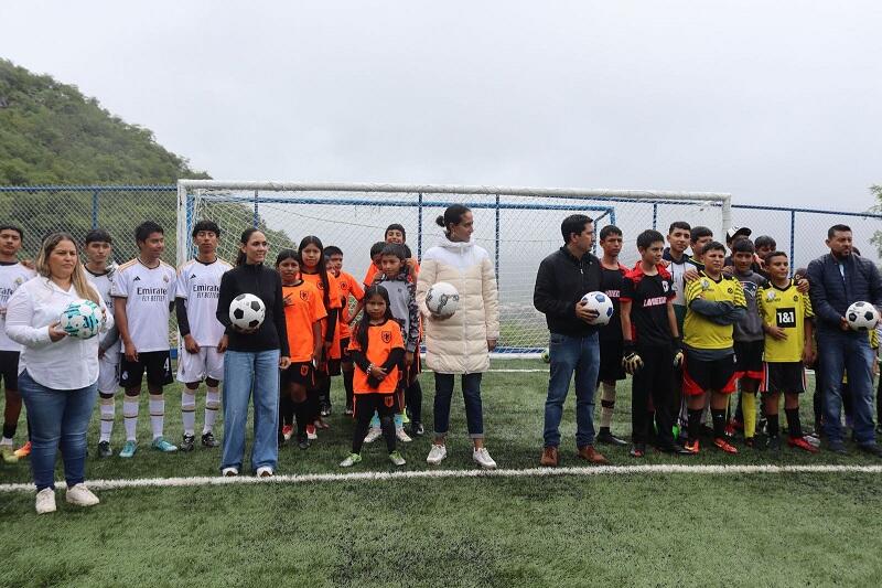 Cancha de fútbol inaugurada en Landa de Matamoros tras 30 años de espera