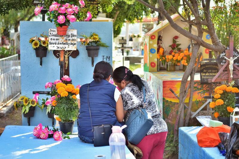 Corregidora prepara panteones para festividad del Día de Muertos