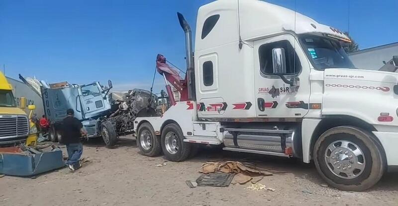 Muere conductor de tráiler en accidente vial en Pedro Escobedo