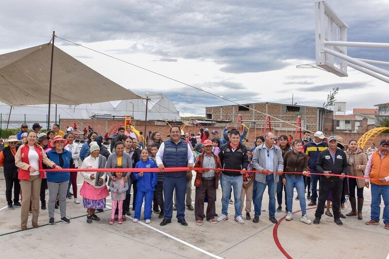 René Mejía entrega obras prioritarias en comunidades de Amealco