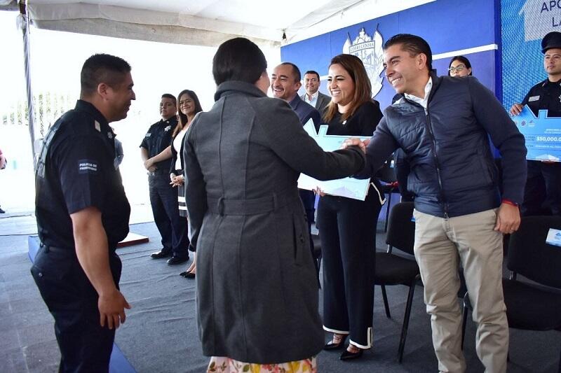 Corregidora otorga apoyos de mejoramiento de vivienda a policías