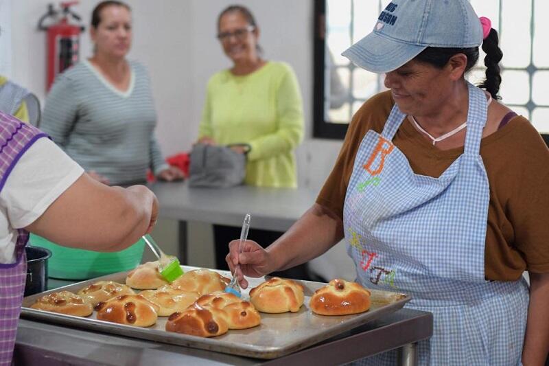 DIF Tequisquiapan clausura exitosos talleres de pan de muerto