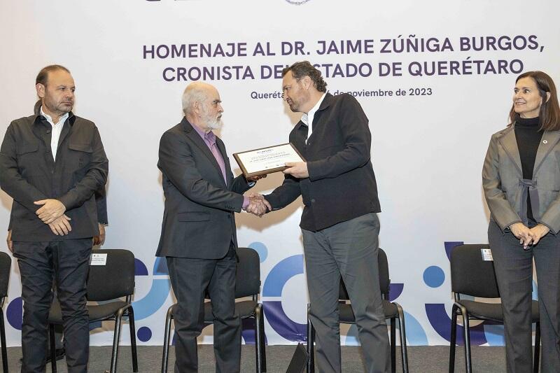 Mauricio Kuri rinde homenaje al cronista Jaime Zúñiga por su dedicación a la historia de Querétaro