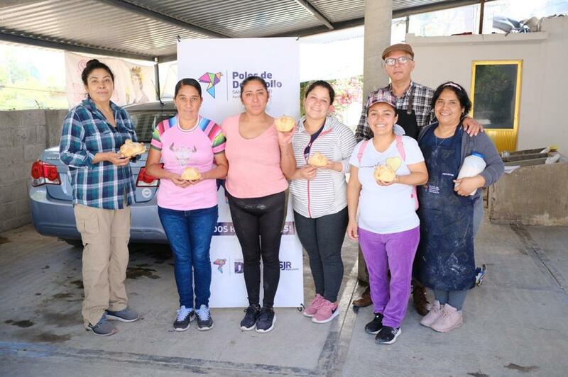 DIF San Juan del Río impulsa ingresos familiares con taller de Pan de Muerto
