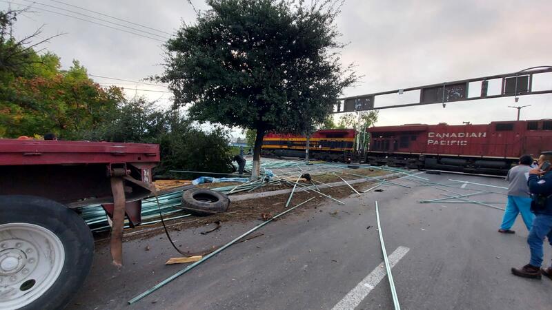 Colisión de tren y tráiler en Paseo Central causa daños y atascos viales en San Juan del Río