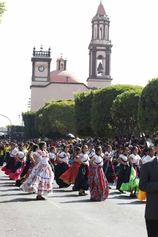 Roberto Cabrera encabeza desfile del 113 aniversario de la Revolución Mexicana en San Juan del Río