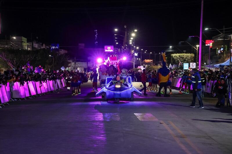 Ezequiel Montes se ilumina con Desfile Navideño