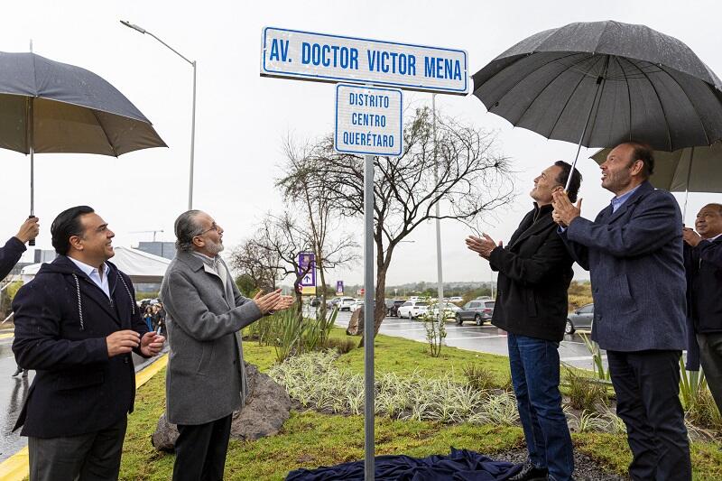 Homenaje a empresario Víctor Mena por su contribución al desarrollo de Querétaro