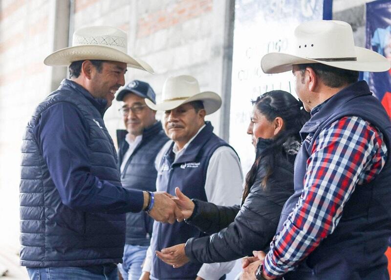 Roberto Cabrera apoya a productores de San Juan del Río con entrega de forraje