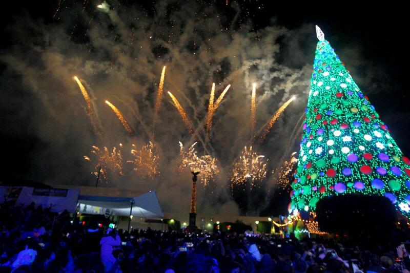 Arranca el Festival Alegría 2023 en San Juan del Río con el encendido del Mega Pino Navideño