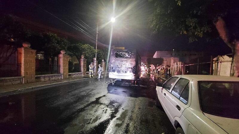 Incendio de taxivan provoca alarma en el Centro de San Juan del Río