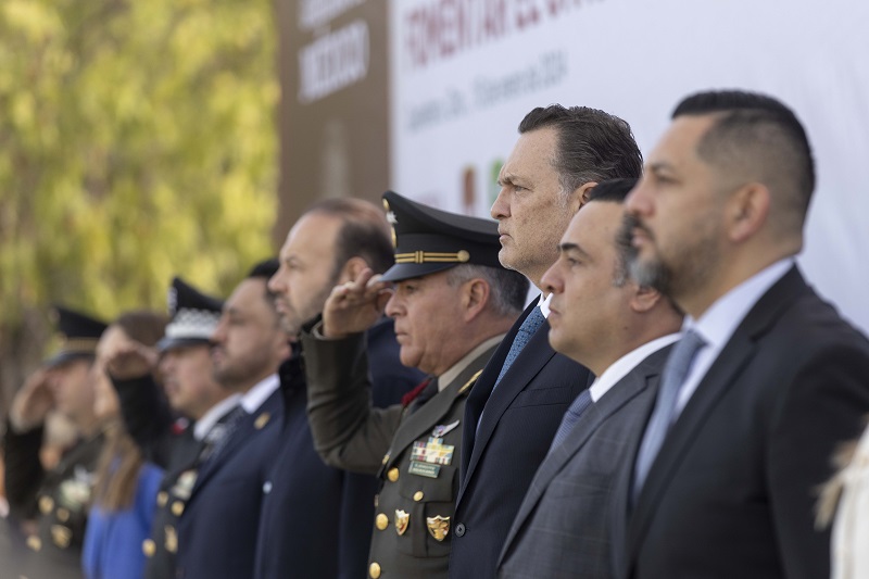 Mauricio Kuri participa en izamiento de Bandera Monumental