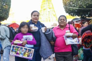 Roberto Cabrera y Gina Sánchez llevaron Rosca de Reyes a habitantes de La Valla, San Juan del Río