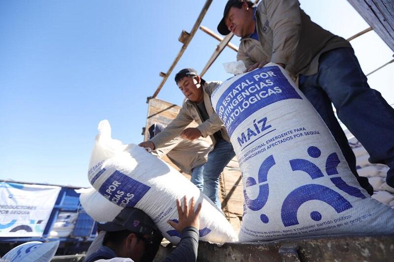 SEDEA entrega apoyos a agricultores queretanos