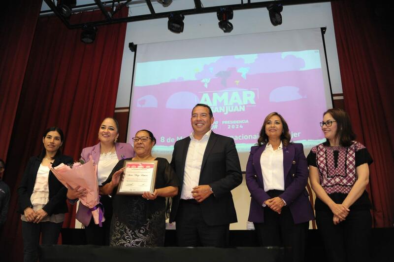 Entrega de premio Sara Pérez Romero a mujeres sobresalientes de San Juan del Río
