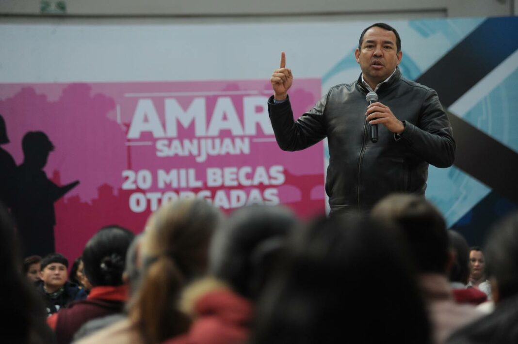Alcalde Roberto Cabrera inicia la entrega del Programa Becas Adelante en beneficio de 20 mil estudiantes