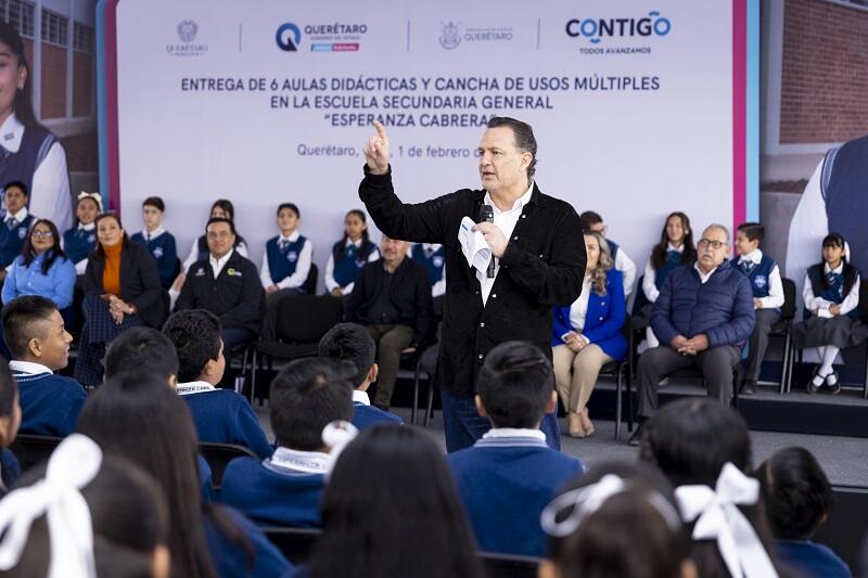 Mauricio Kuri entrega aulas y cancha de usos múltiples en escuela de Querétaro