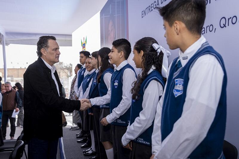 Mauricio Kuri entrega aulas y cancha de usos múltiples en escuela de Querétaro