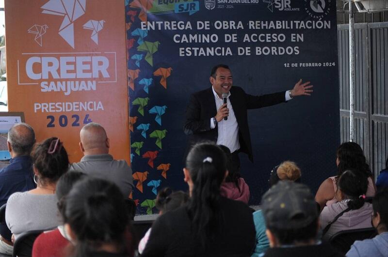 Roberto Cabrera entrega rehabilitación de camino en Estancia de Bordos, San Juan del Río