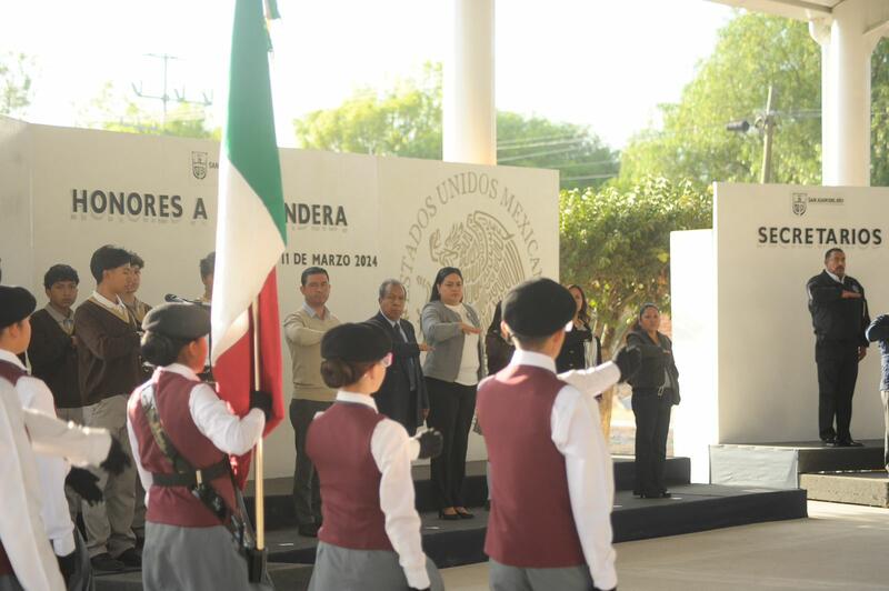 Autoridades de San Juan del Río realizaron honores a la bandera en la Escuela Secundaria Técnica "Luis Romero Soto"